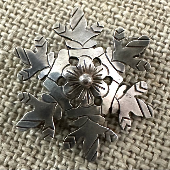Vintage Sterling Silver 925 Snowflake Brooch Pin MCM Arts & Crafts Holiday RARE